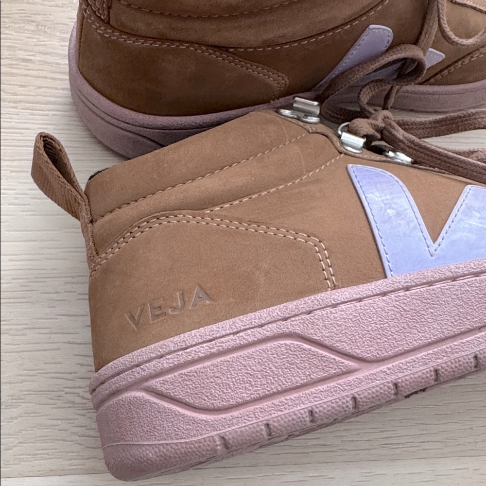 VEJA - Gender Inclusive Roraima High Top Sneaker - Picture 11 of 12